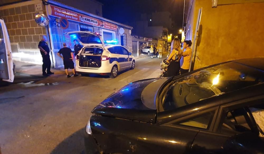 Dos coches se vieron implicados en un aparatoso accidente en la confluencia de las calles San Pascual con Hermanos Bazán en Torrevieja