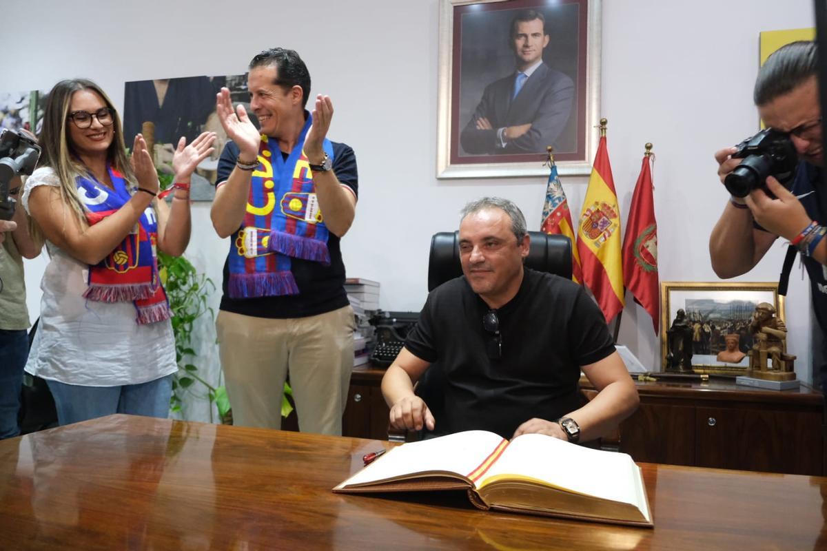 El presidente del club, Pascual Pérez, firmando en el Libro de Honor del Ayuntamiento de Elda junto al alcalde y a la nueva concejala de Deportes.