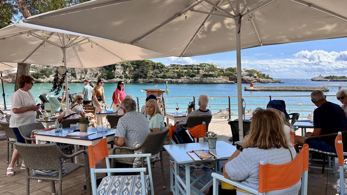 Ein Café mit Meerblick in Porto Cristo.