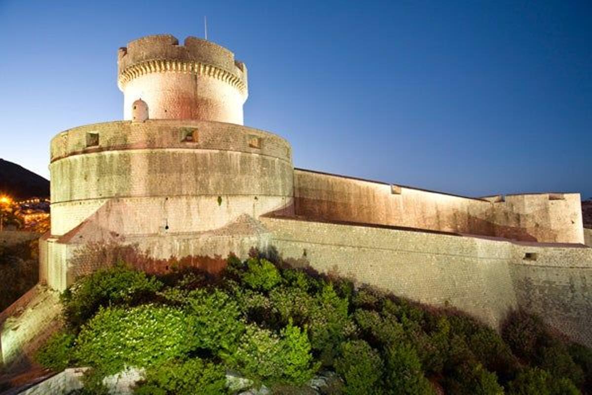 Las murallas de Dubrovnik se construyeron para defender a la ciudad de los ataques tanto de oriente como de occidente.