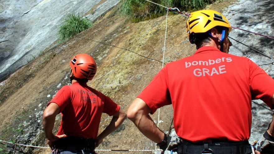 Imatge de dos bombers del GRAE participant en un simulacre de rescat