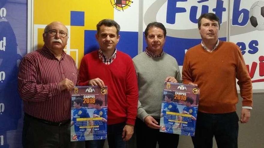 Por la izquierda, Roberto Robles, Eloy Olaya, Luisma Urraca y Daniel Pinín posan con el cartel del VII Campus de la Federación.