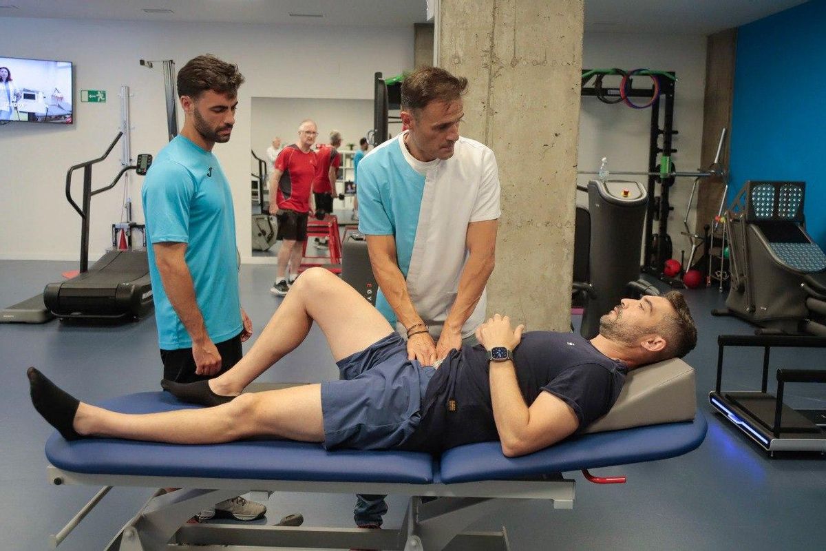 El fisioterapeuta Yaco Climent, con un paciente.