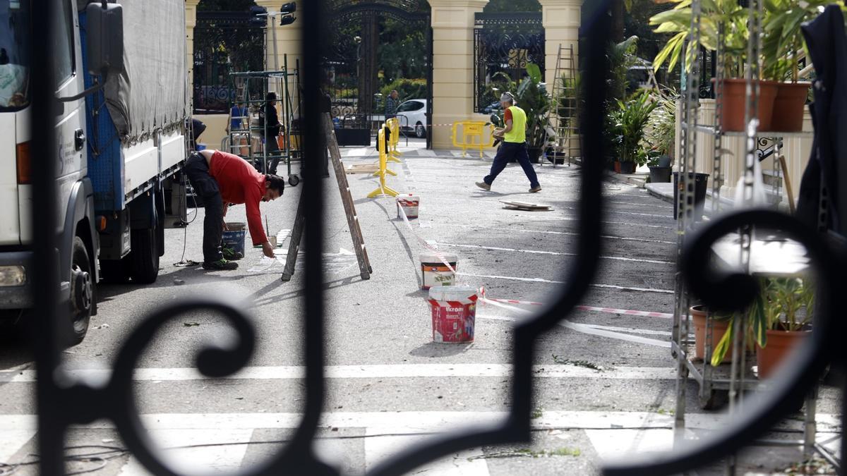 Preparativos del rodaje de la serie 'Los farad', en el Ayuntamiento.