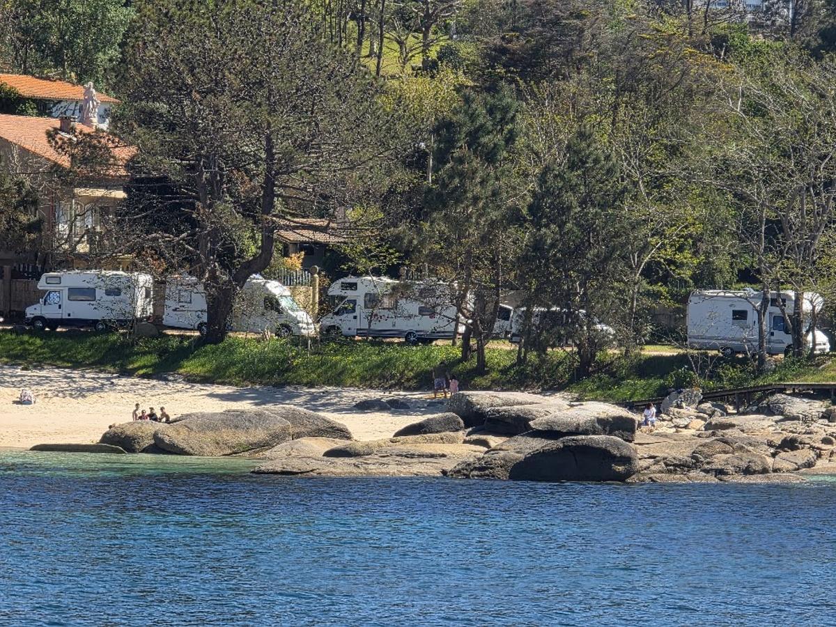 Algunas de las autocaravanas estacionadas en el entorno de la playa de As Pipas.