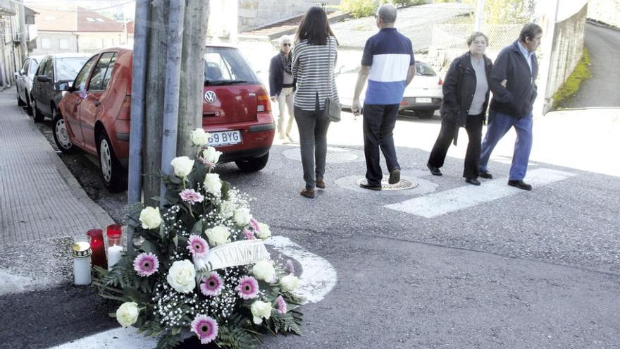 Flores en el lugar en el que Conchi Reguera fue apuñalada. // S. A.