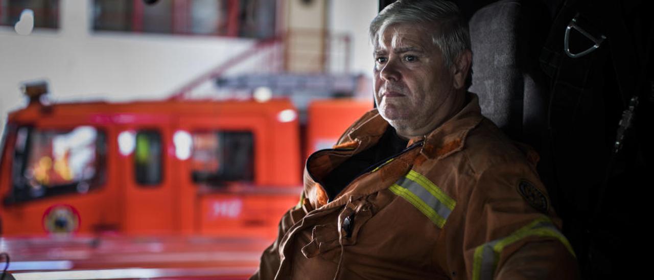 José Miguel Basset, en el parque de bomberos provinciales en Paterna.      germán caballero