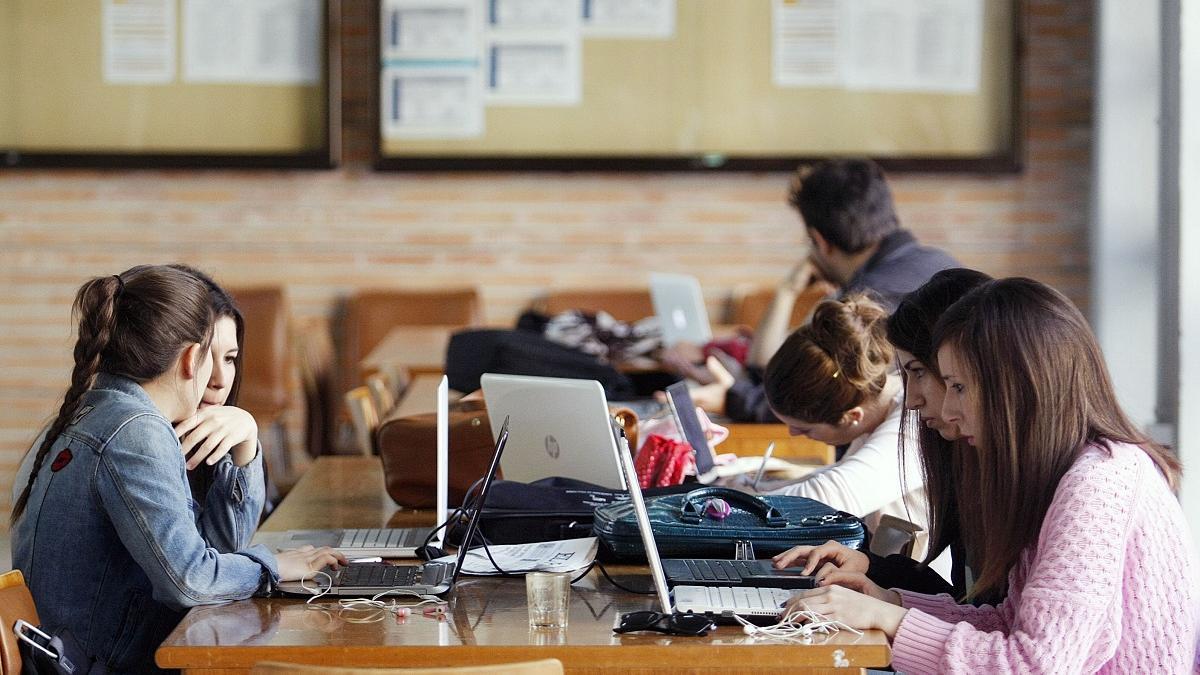 Estudiantes en la Universidad de Málaga.