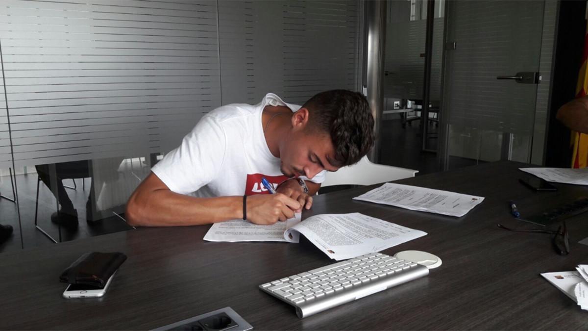 José Luis Trápaga firmó como nuevo jugador del Barça B este martes