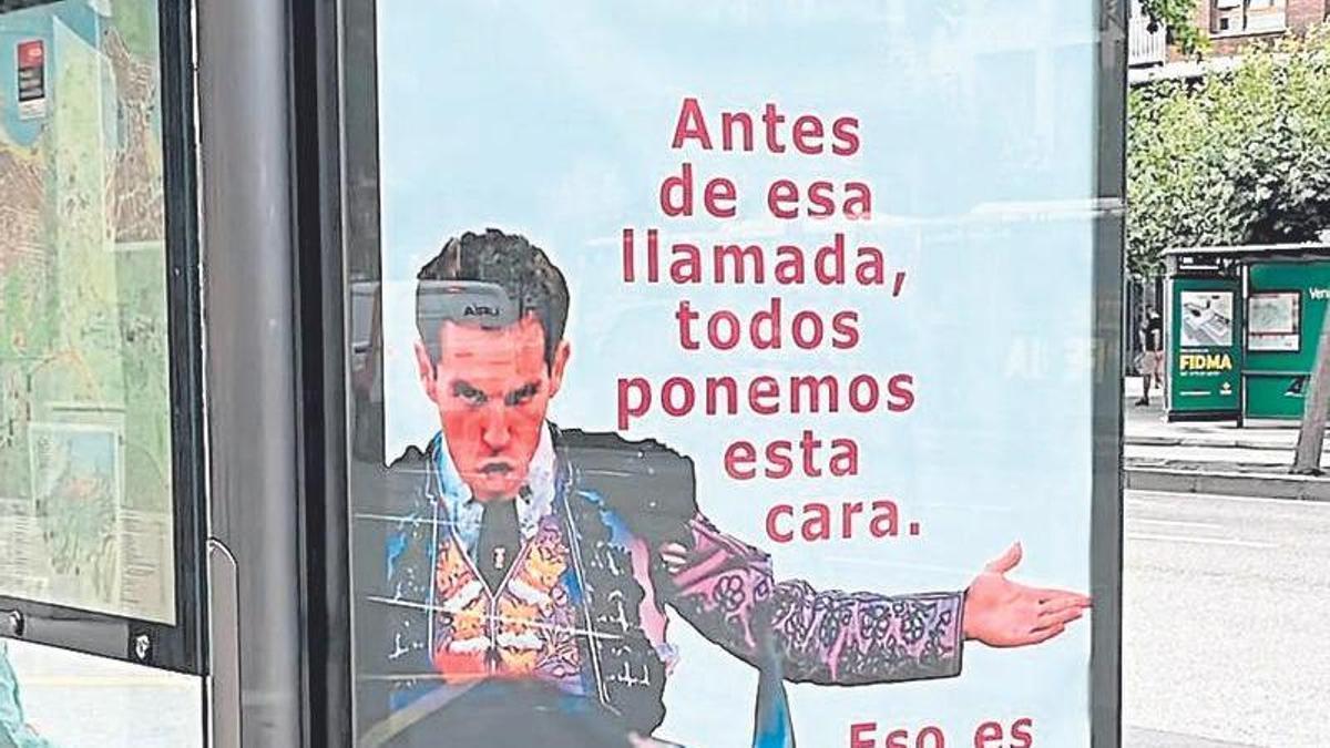 Uno de los mupis de la campaña «Eso es Torería», en El Humedal. En el círculo, Ginés Marín.