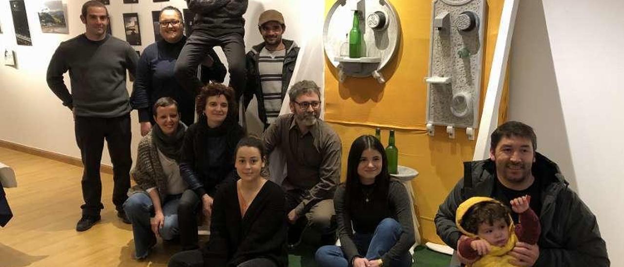 Manuel Valle, Paci Román, Dolores Álvarez, Pablo Casanueva, Sandra Asenjo, Iván Casanueva, Teresa Valdés, Javier Martínez, Aida Cangas y Jorge Sampedro con el pequeño Lucas, durante la inauguración de la exposición, ayer, en Ribadesella.