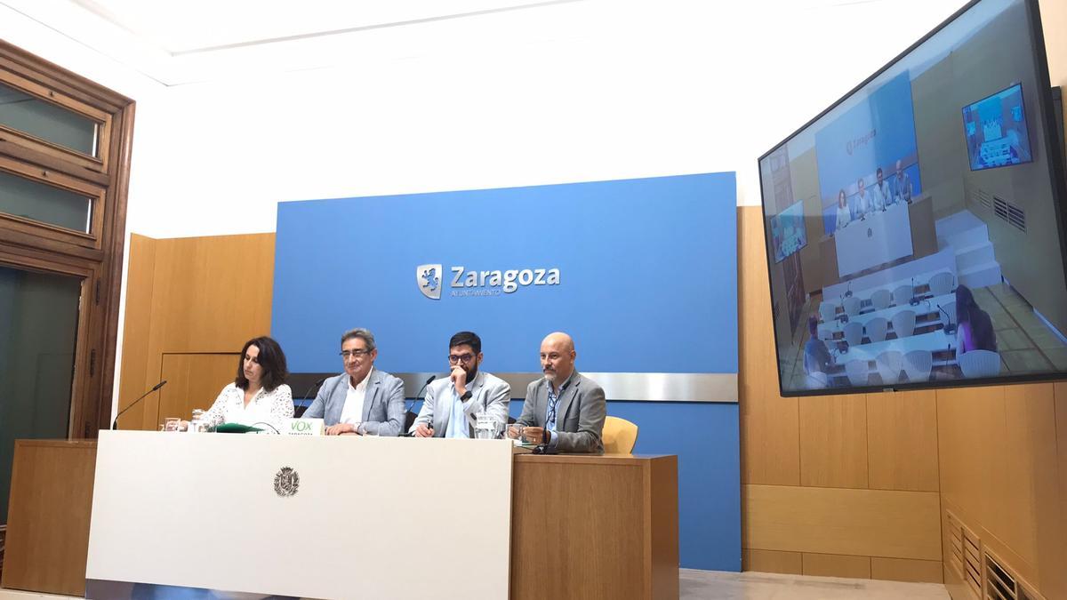 Julio Calvo y el resto de concejales de Vox en el Ayuntamiento de Zaragoza.