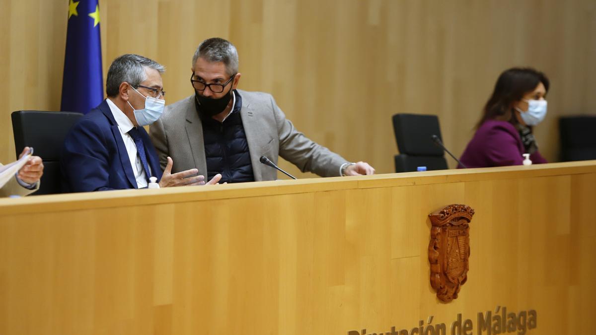 Francisco Salado y Juan Carlos Maldonado, durante el Pleno del pasado miércoles.
