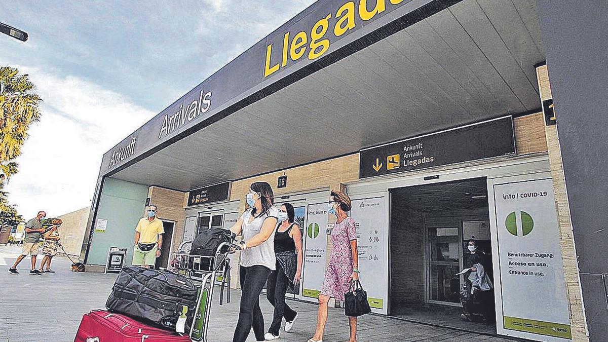 Llegada de turistas alemanes a un aeropuerto canario.