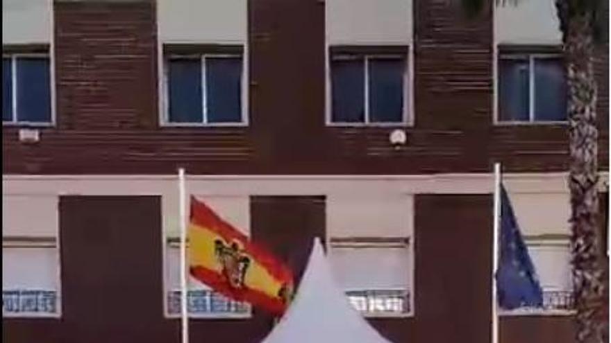 La bandera con el escudo preconstitucional preside la terraza del bar situado en la principal vía de La Murada