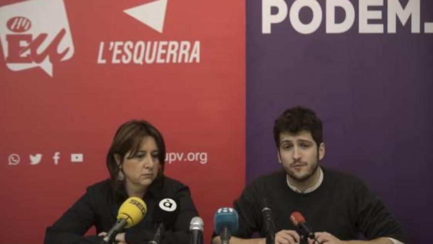 Los líderes de EU, Rosa Pérez, y de Podemos, Antonio Estañ.