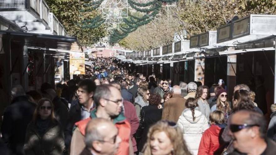 La sexta edición de la Feria de Navidad de Xixona espera recibir hasta mañana 50.000 visitantes.