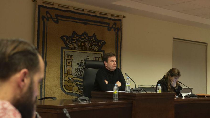 Portela, en el centro, en un pleno de Sada. | | CASTELEIRO / ROLLER AGENCIA