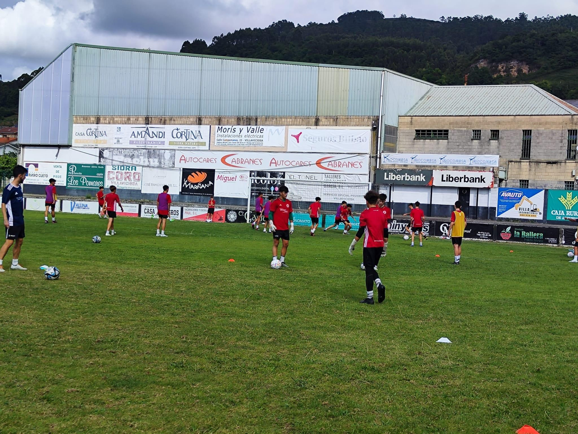 La cantera del fútbol profesional entrena en Villaviciosa: así es el campus de Marcelino García Toral