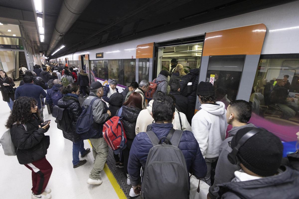 Así se ha vivido la huelga de Renfe en la estación de Sants de Barcelona