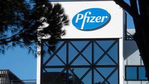 Vista del logo de la farmacéutica Pfizer, en una fotografía de archivo. 