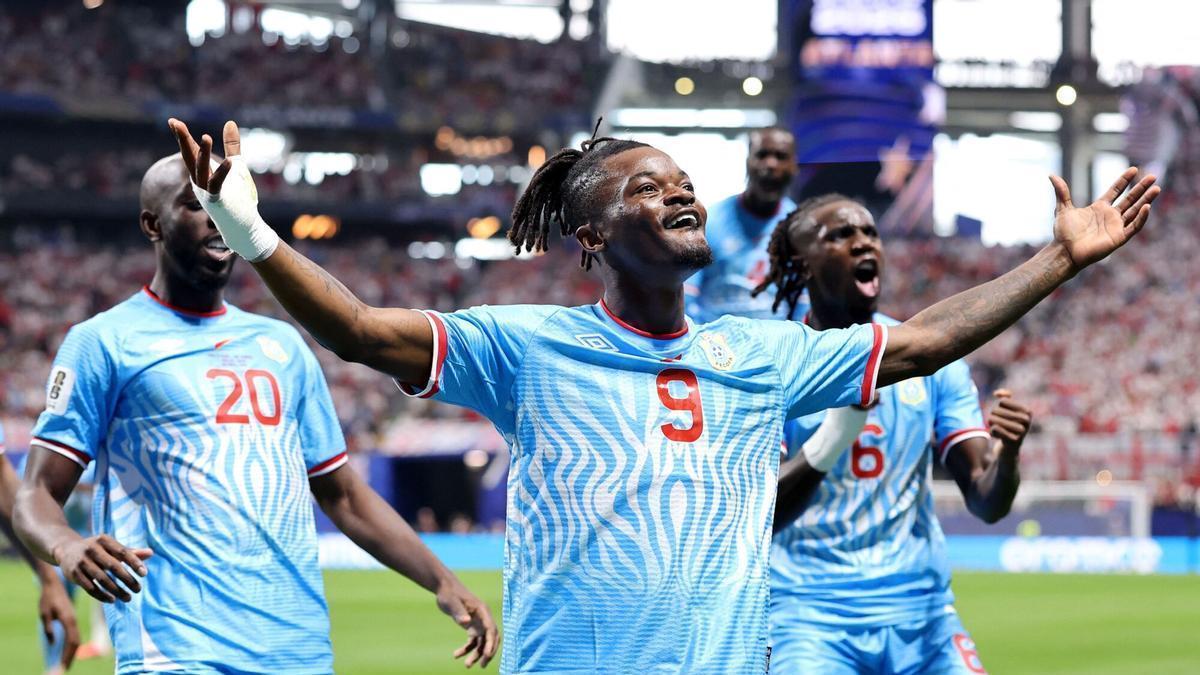 Brian Cipenga celebra su gol contra Inglaterra.