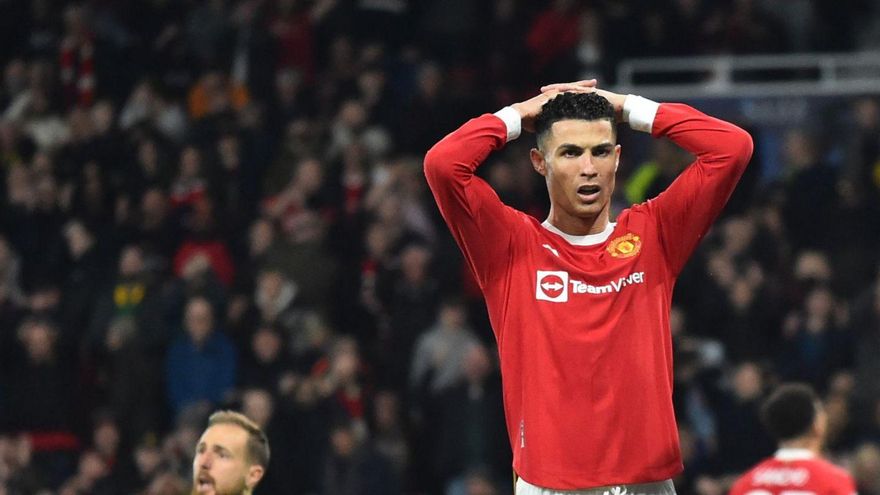 Cristiano Ronaldo se lamenta tras un fallo durante la eliminatoria ante el Atlético. // EFE