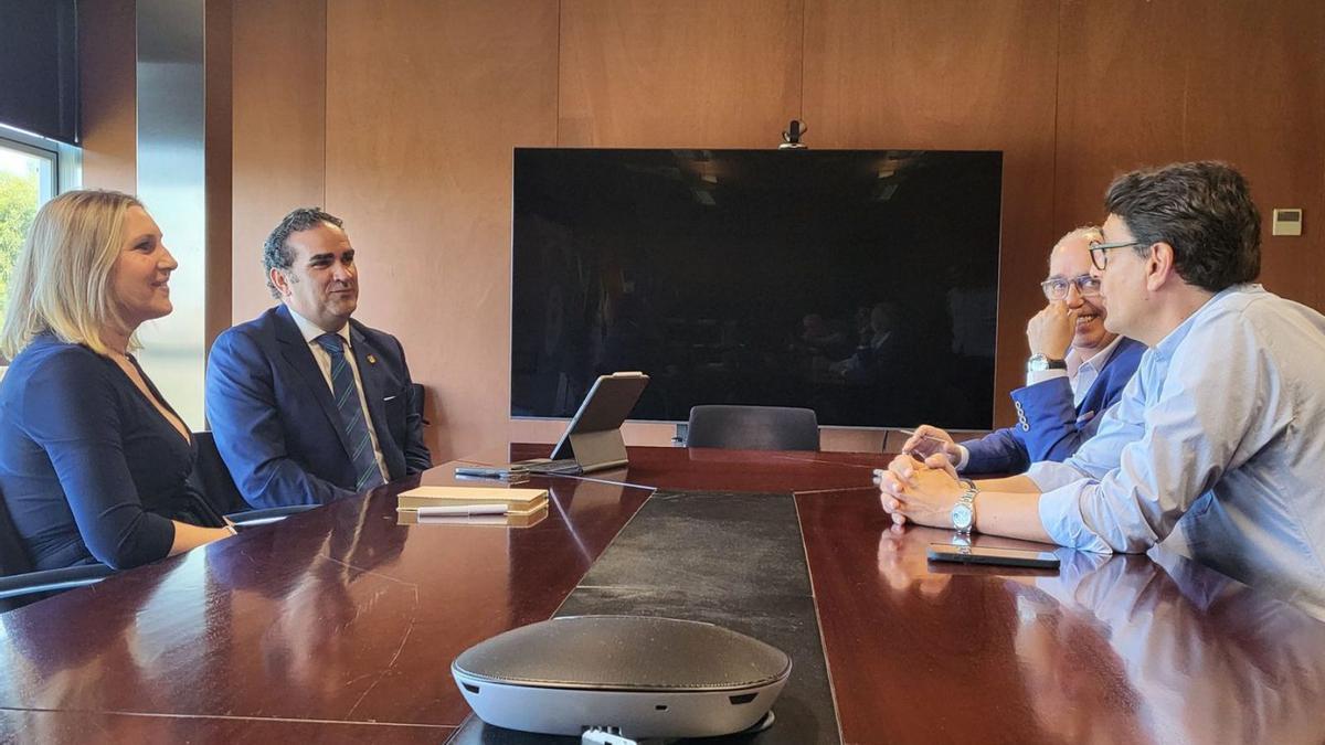 Los presidentes de las mancomunidades costasoleña y gaditana, Manuel Cardeña y Susana Pérez, el viernes.