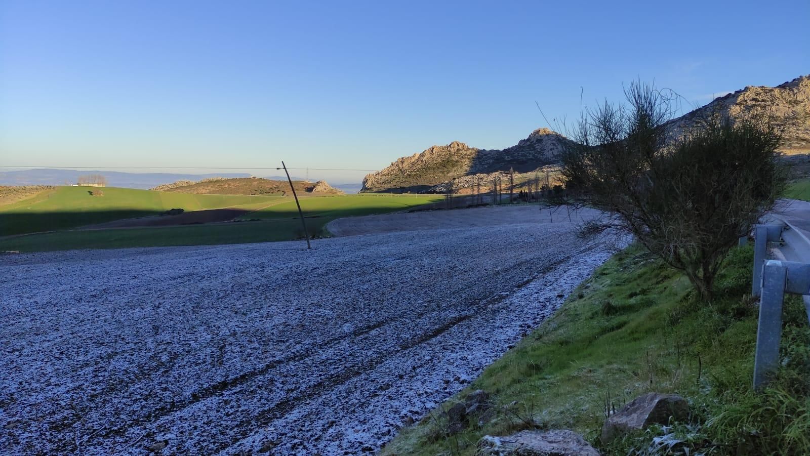 La nieve cubre de blanco El Torcal de Antequera