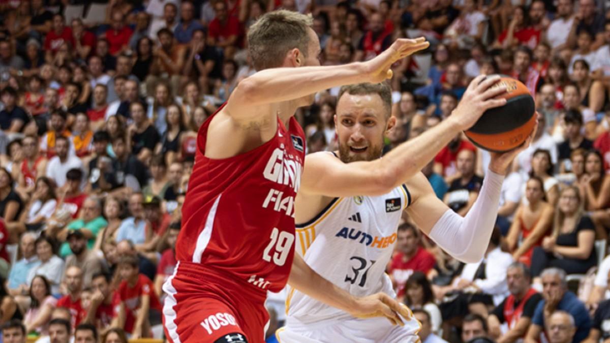 Dzanan Musa entra a canasta durante el partido entre el Bàsquet Girona y el Real Madrid