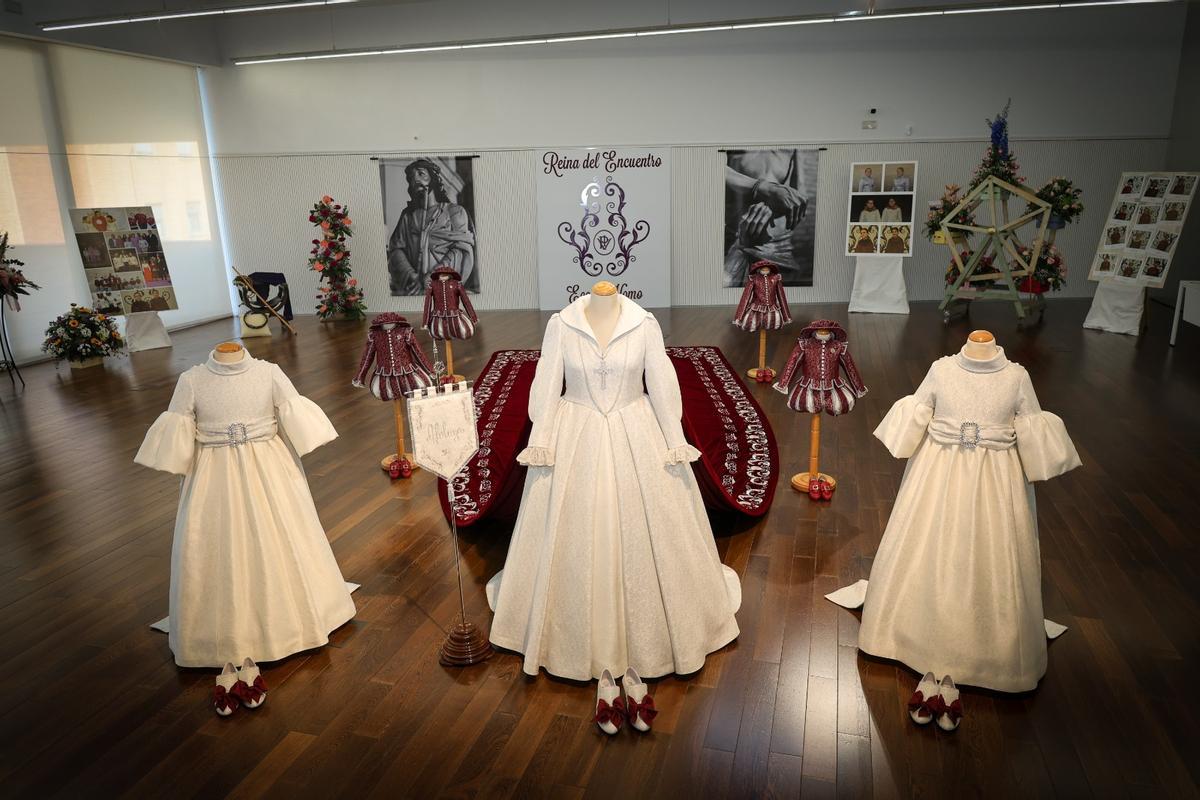 La exposición del traje, junto al de las camareras.