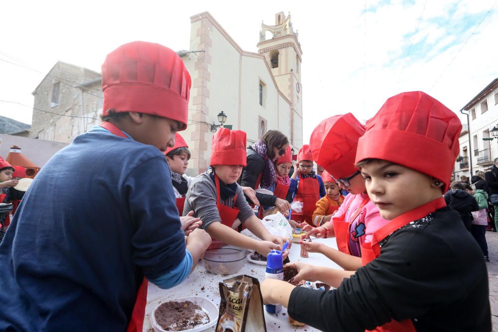 Más de 200 escolares de cuatro municipios de la Marina Baixa compiten en un concurso culinario para inaugurar la Feria Gastronómica local