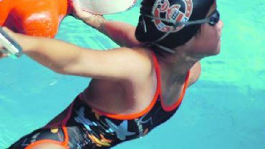 Una nadadora del C. D. Salvamento Benavente durante una de las pruebas.