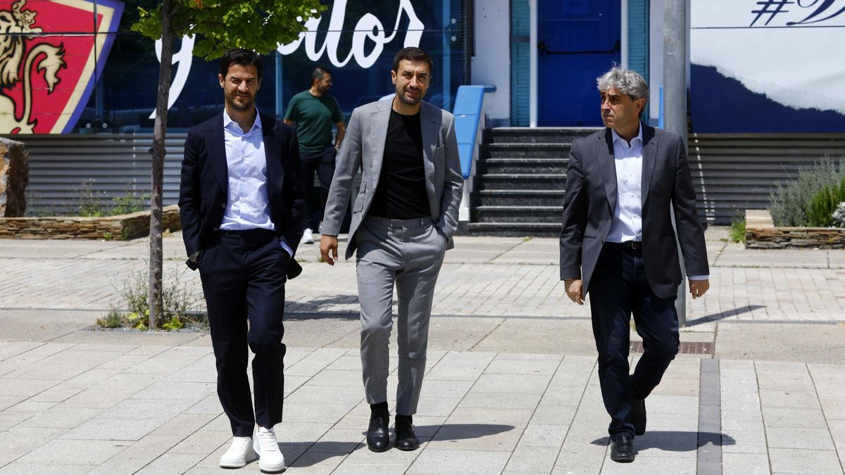 El director general Fernando López, el entrenador Gabi Fernández y el director deportivo Txema Indias, camino de La Romareda en la presentación del técnico.