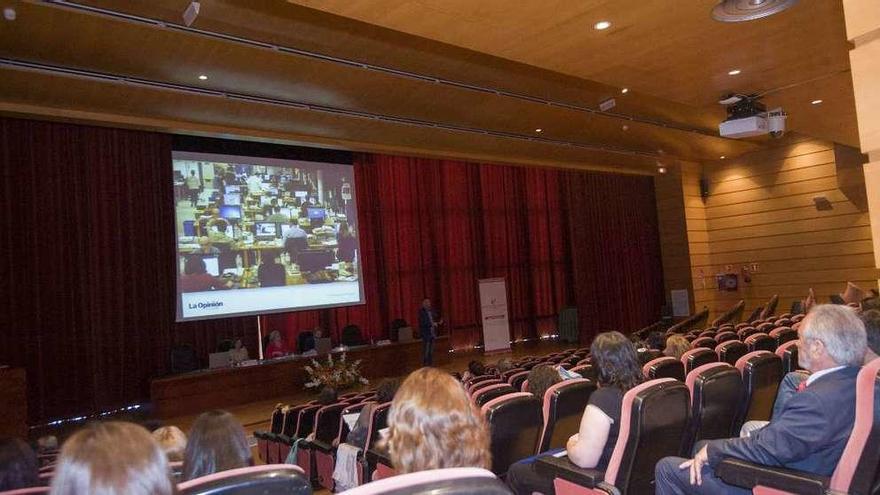 Un momento de una de las mesas redondas de las jornadas, ayer, en A Coruña.