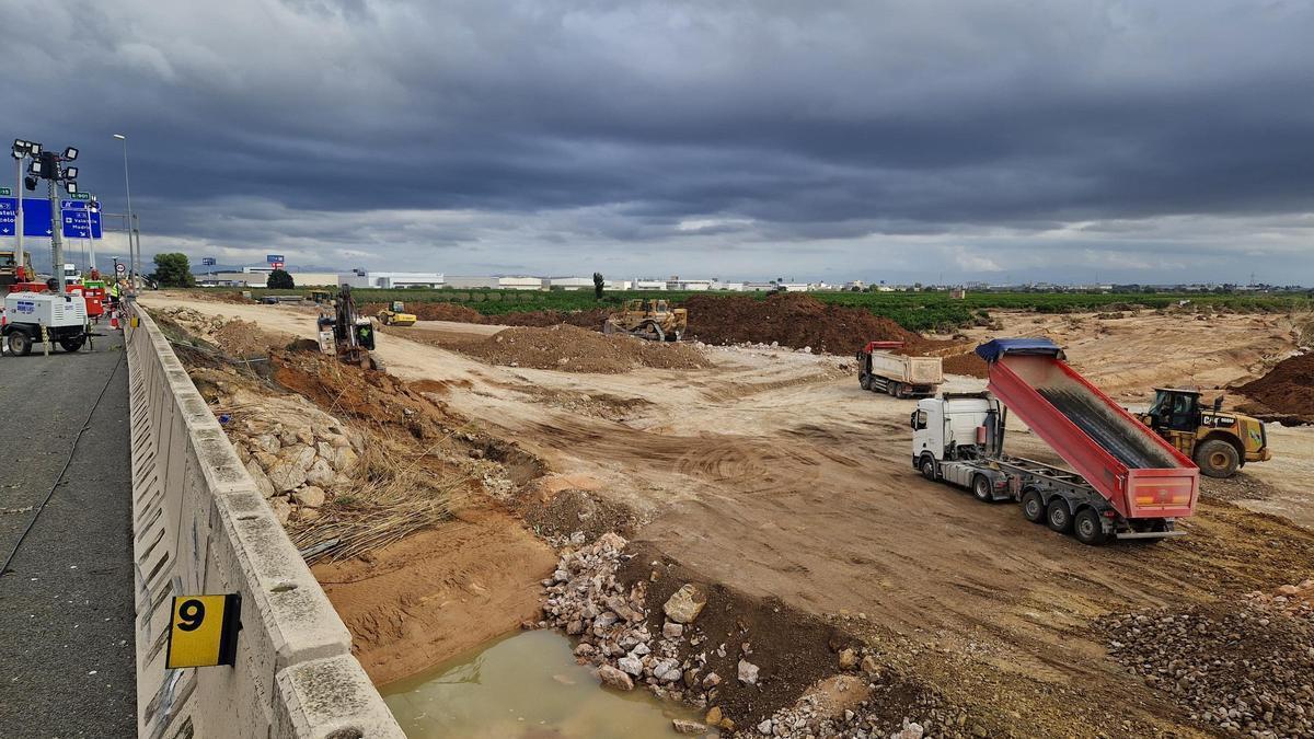 Movimiento de tierras para construir el desvío de la A-7 junto al viaducto de la A-7 colapsado por la DANA.