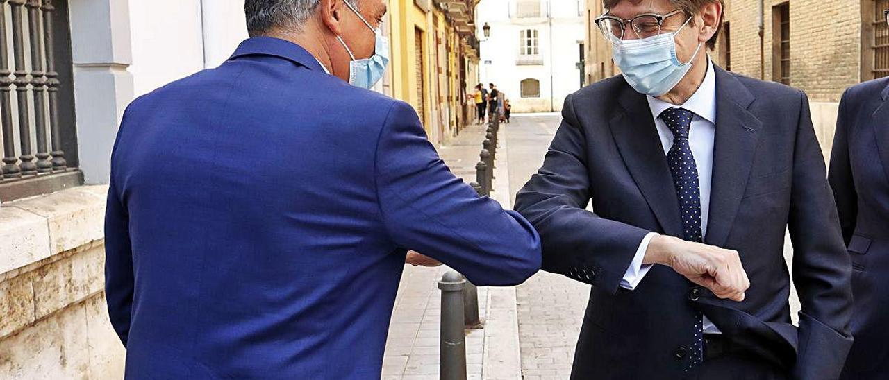 Salvador Navarro (izquierda) saluda a José Ignacio Goirigolzarri, ayer, en València.