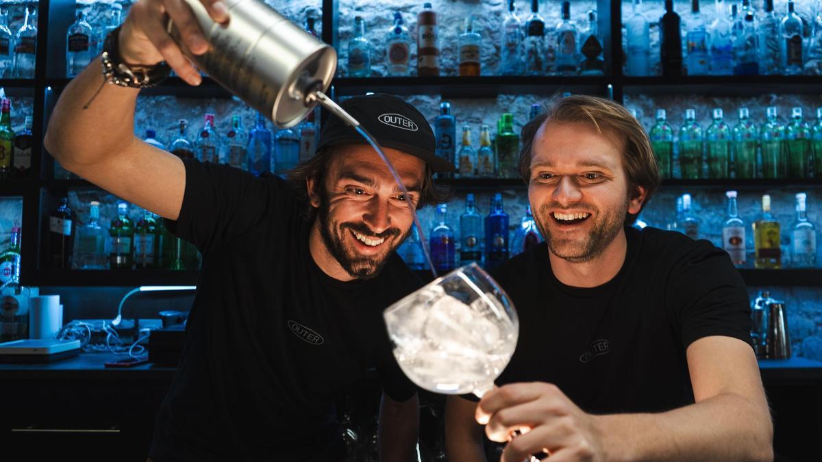 Guillem Vilà i Marc Valls serveixen la nova ginebra Outer