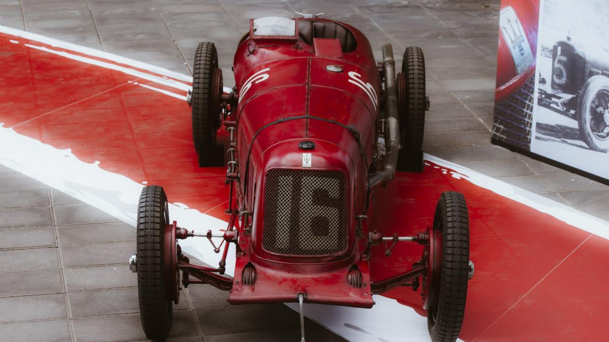 El Tipo 26 recuerda el origen deportivo de Maserati: fue el primer coche de la marca en lucir el Tridente.