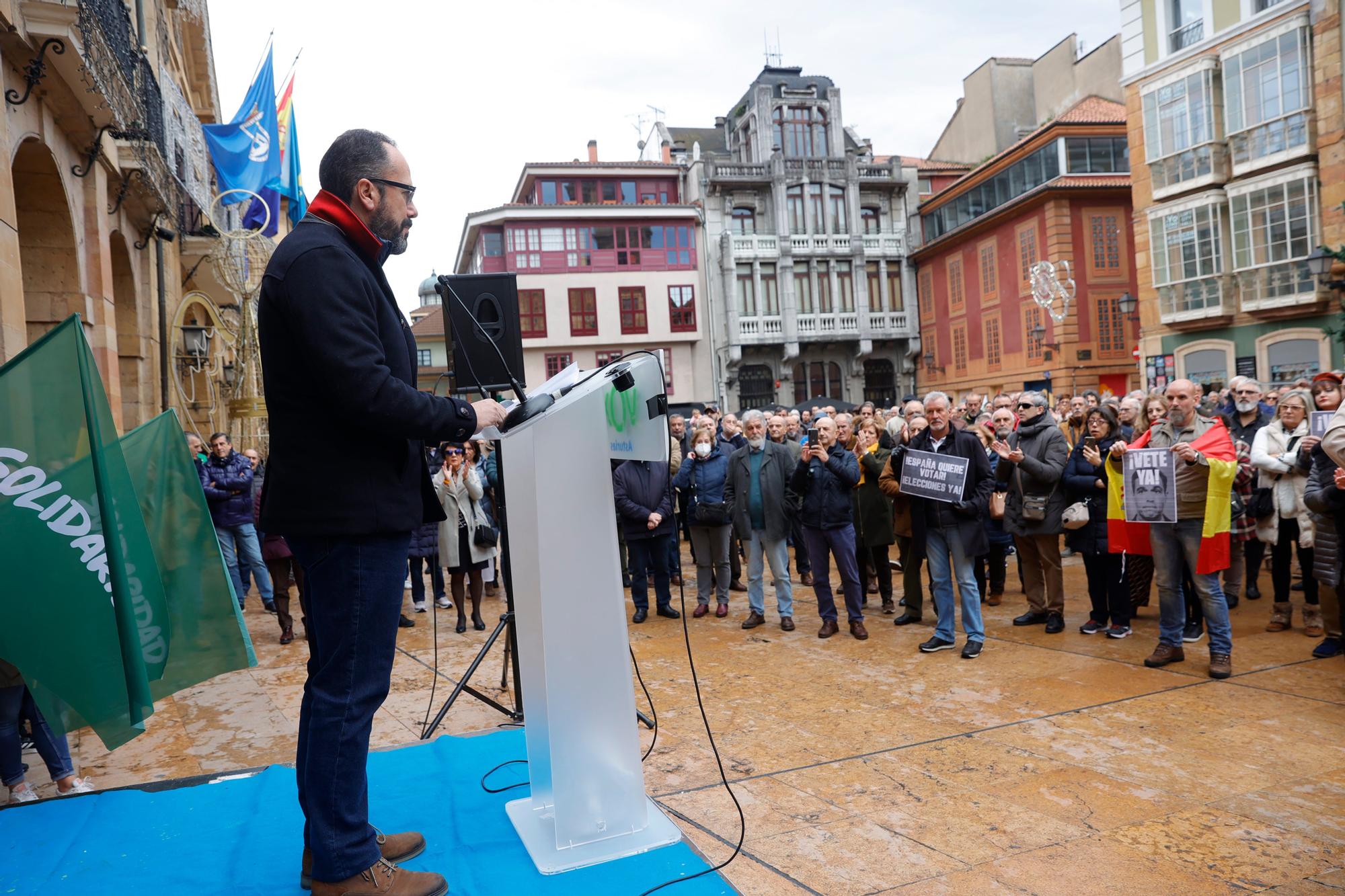 EN IMÁGENES: Vox exige elecciones generales al grito de "Sánchez vete ya" en la plaza del Ayuntamiento de Oviedo