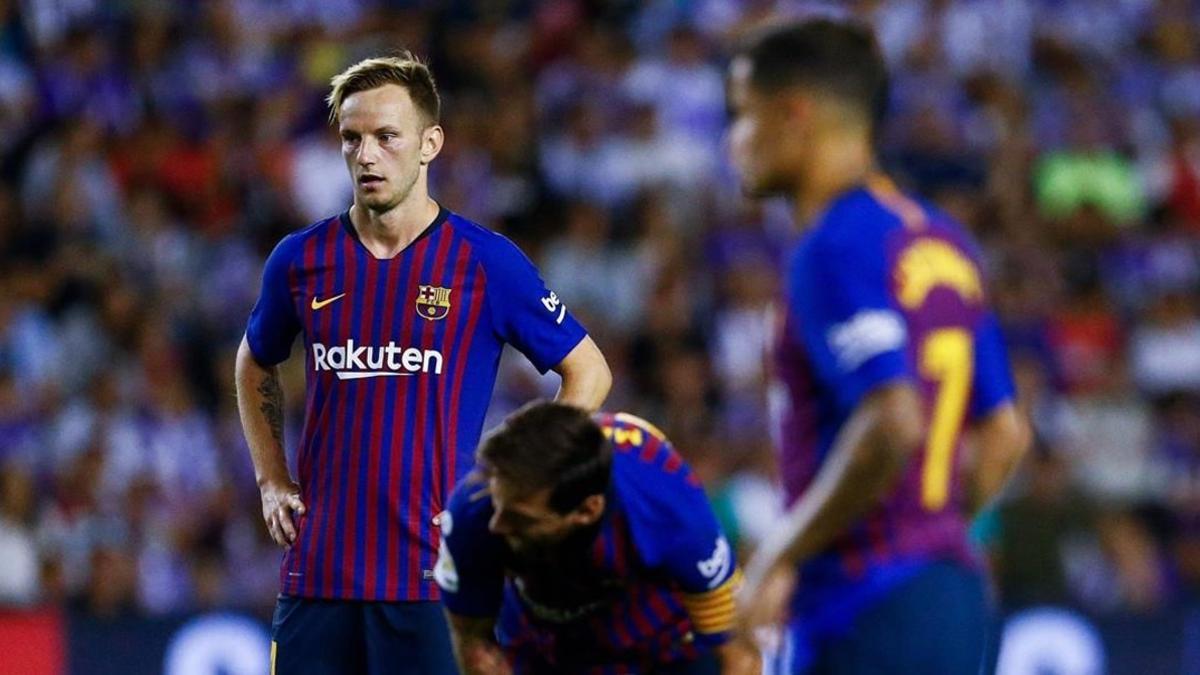 Messi se prepara para lanzar una falta ante Rakitic y Coutinho en Valladolid.