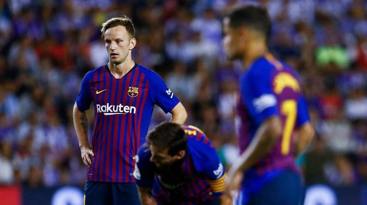 zentauroepp44776785 barcelona s croatian midfielder ivan rakitic  l  stands on t180826005411