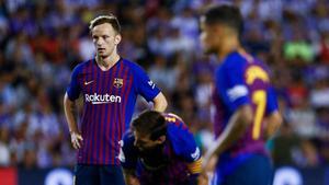 zentauroepp44776785 barcelona s croatian midfielder ivan rakitic  l  stands on t180826005411