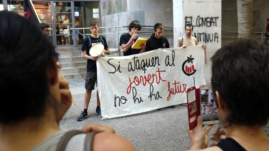 Concentració de suport a l&#039;activista investigat per pintar la subdelegació del govern espanyol a Girona