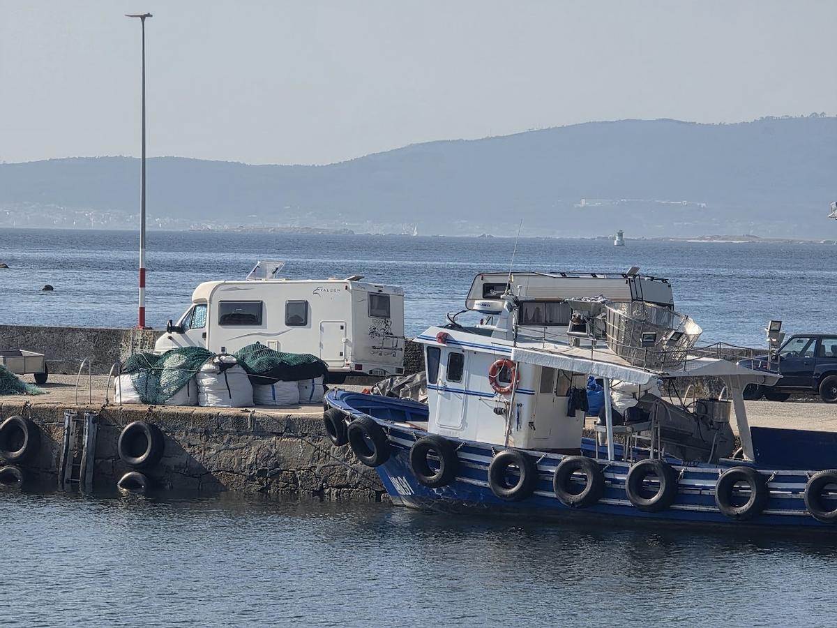 Autocaravanas en el puerto pesquero de O Corgo.
