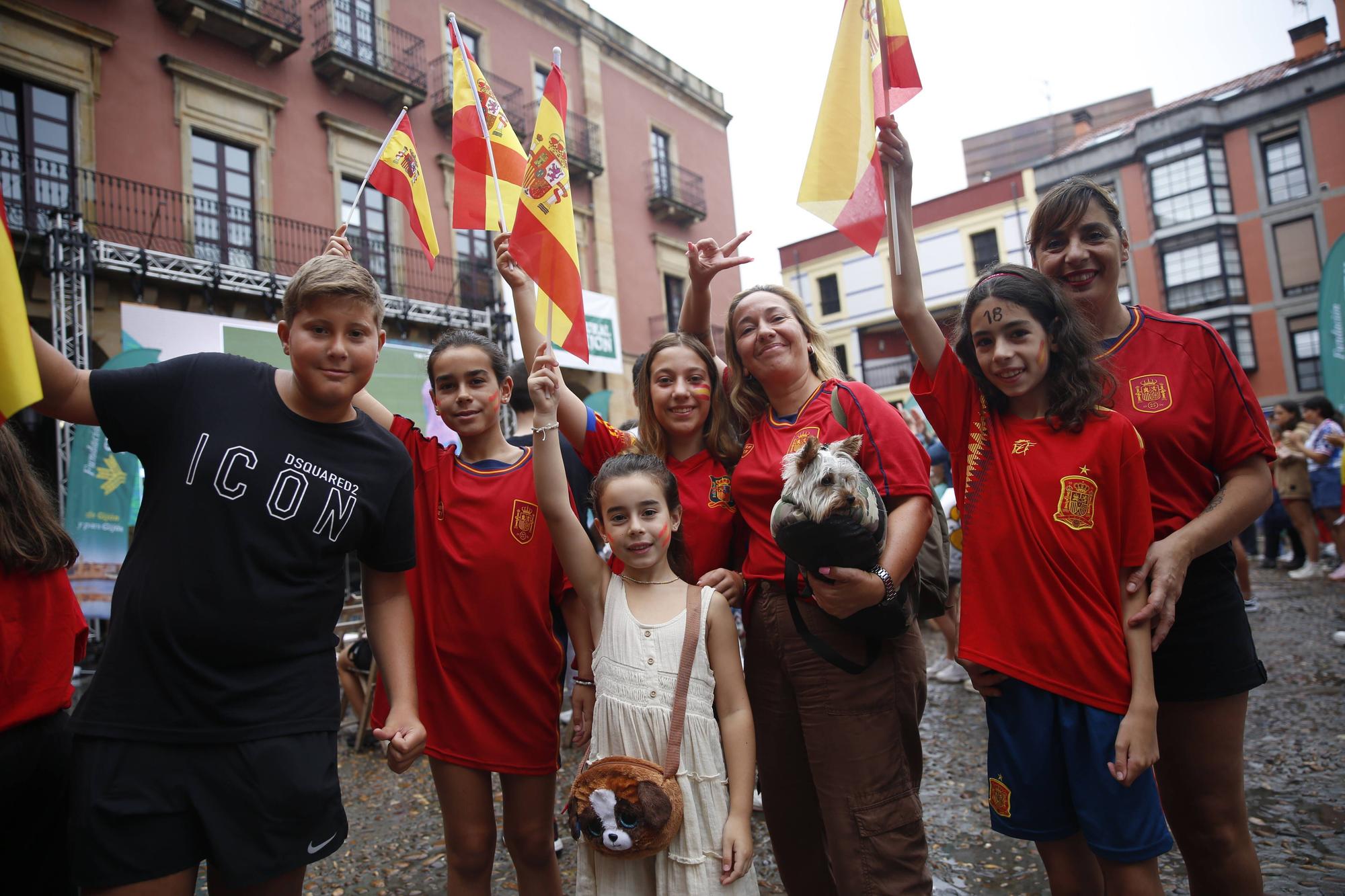 Gijón se vuelca (pese a la lluvia) animando a España en la final del Mundial de fútbol femenino