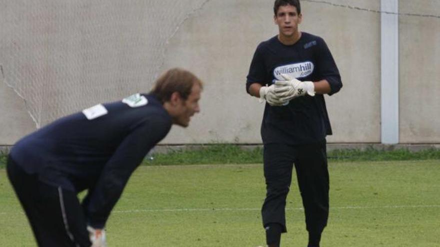 El jugador más veterano del Málaga, Arnau, junto al todavía juvenil Sandro, que ayer se estrenó en una sesión del primer equipo.