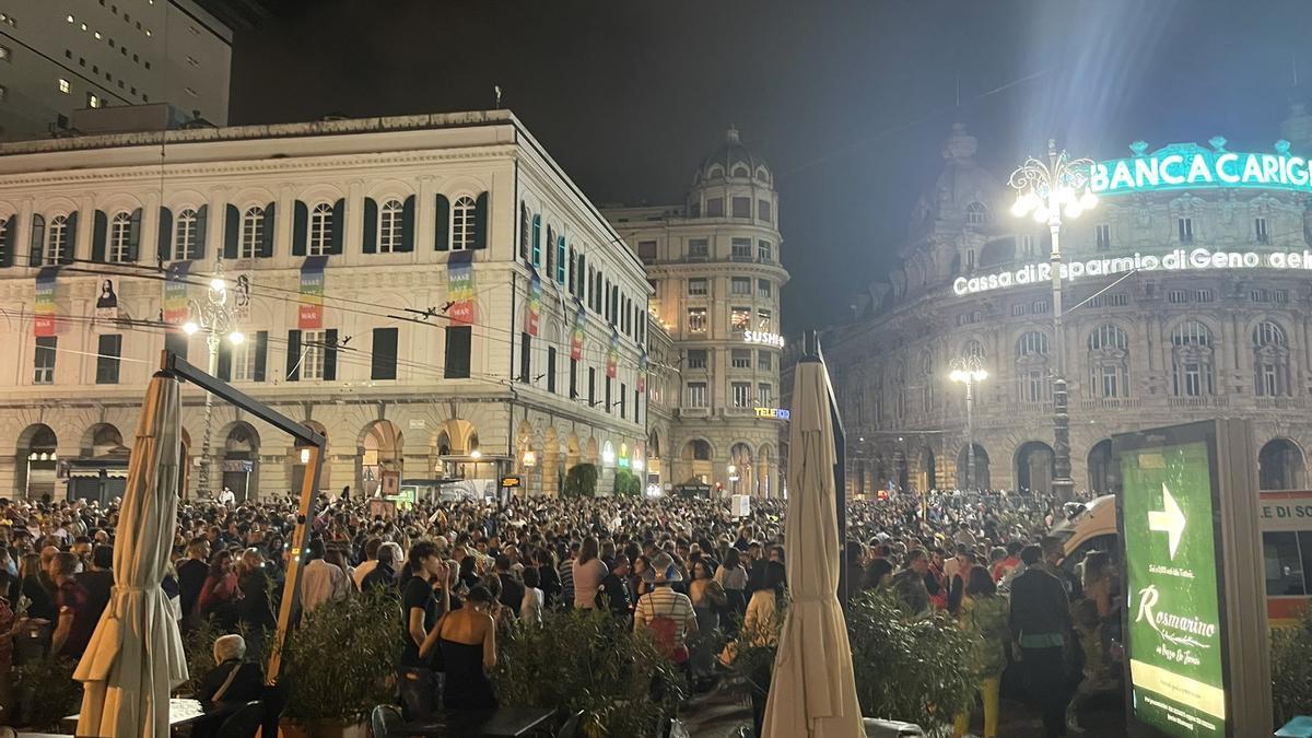 Calles del centro de Génova, atestadas de gente la noche del Entierro de la Sardina allí, en mayo de 2022.