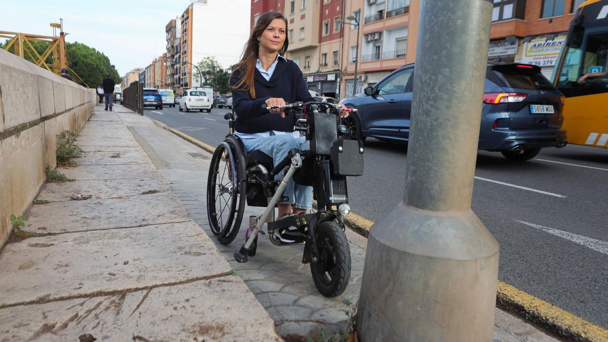 Una farola corta el paso de la handbike en la acera del Paseo de la Petxina