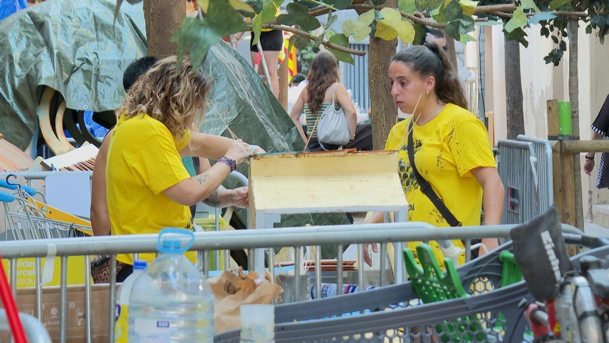Miembros de la comisión de la calle Tordera preparando los decorativos para la fiesta mayor del barrio de Gracia de Barcelona